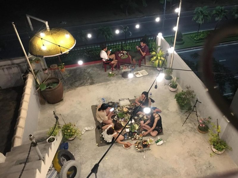 Du khách nướng BBQ tại khu vực tầng thượng của homestay