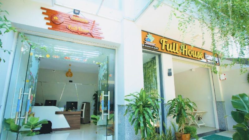 Full House Homestay chỉ cách bãi biển vài phút đi bộ và ở trung tâm thành phố