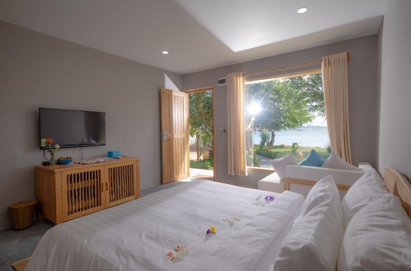 Nhất Tự Sơn Beachfront Villa