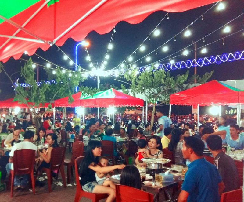 Khu vực ăn uống tại chợ đêm Tuy Hòa