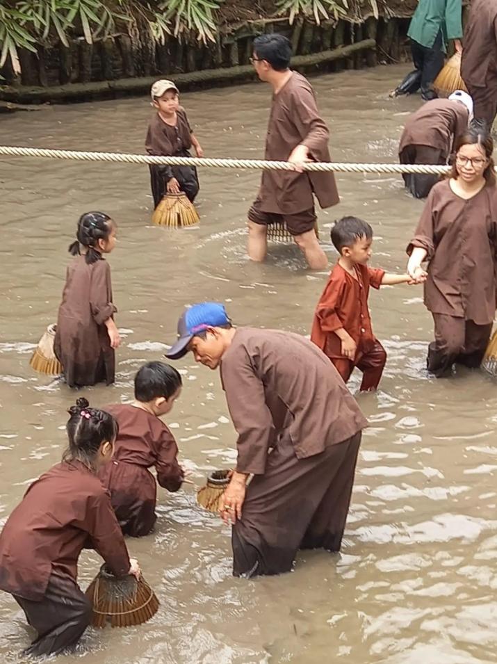 Hoạt động bắt cá dưới mươn tại Cồn Phụng