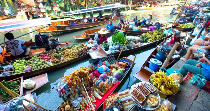 Chợ nổi Cái Bè buôn bán đa dạng các mặt hàng