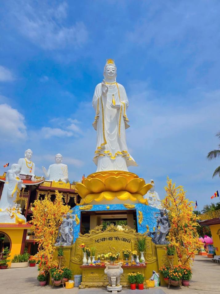 Tượng Mẹ Nam Hải vào buổi sáng
